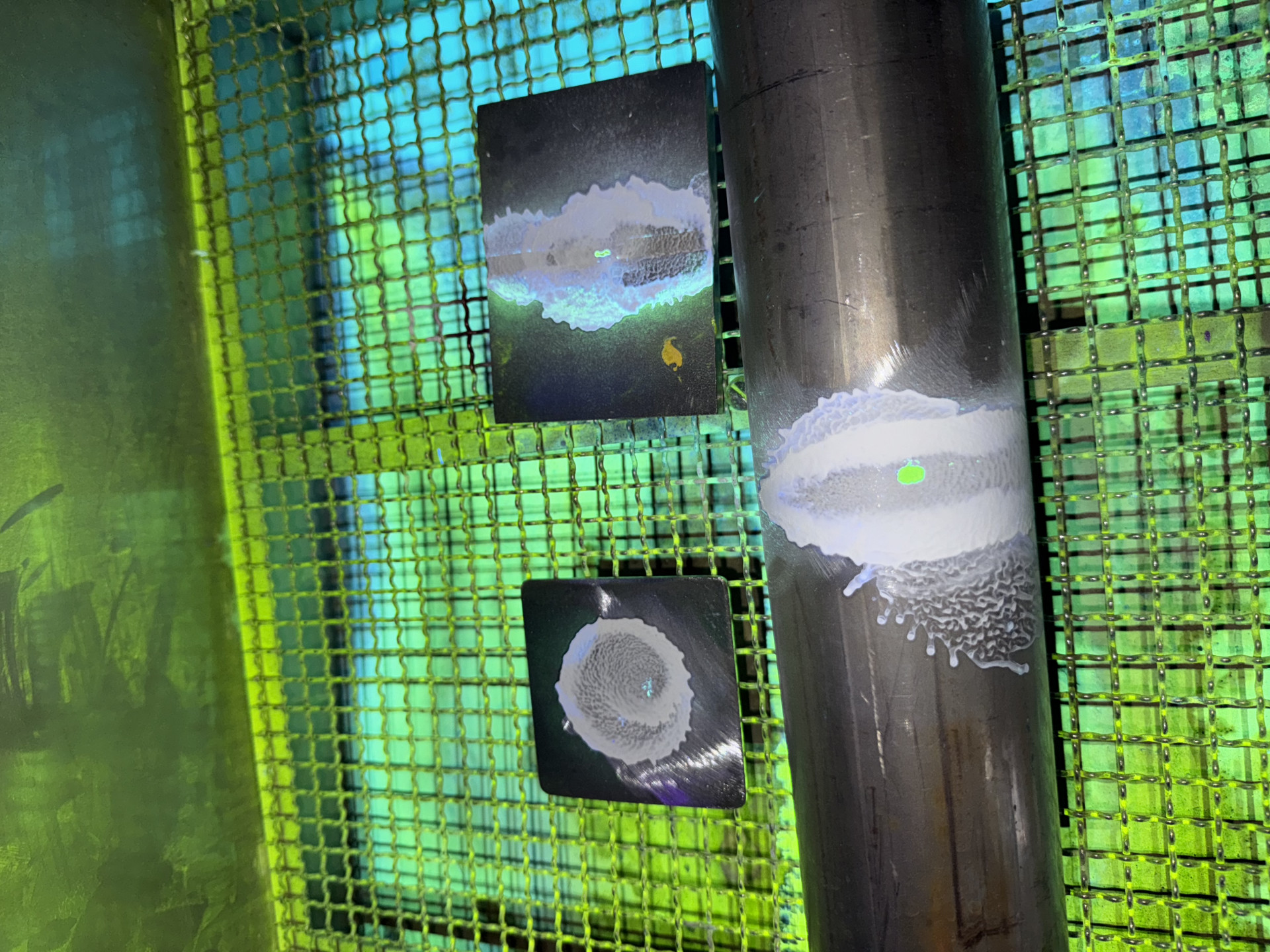 Indications fluorescentes sous éclairage UV